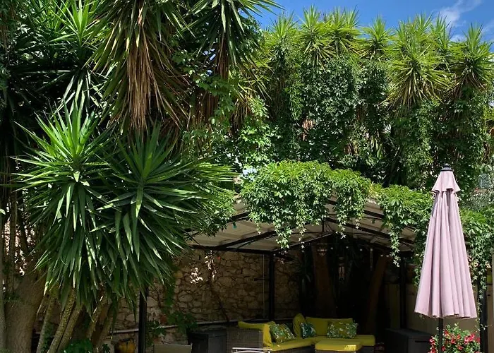 Sete Maison De Ville Avec Jardin Clos